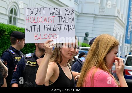 Wien, Österreich. 29. Mai 2024. Die Polizei bricht das pro-palästinensische Protestlager vor der TU (TU Wien) auf. Quelle: Franz Perc/Alamy Live News Stockfoto