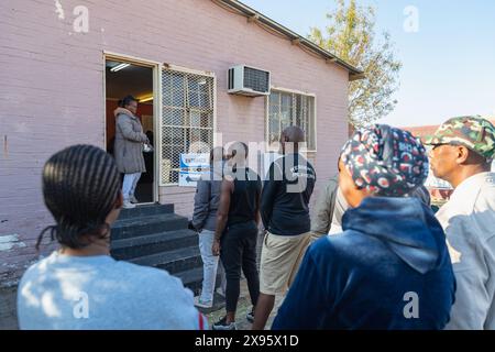 Johannesburg, Südafrika. Mai 2024. Am 29. Mai 2024 warten Menschen in einer Wahlstation in Soweto in Johannesburg, Südafrika. Südafrikaner begannen, ihre Stimmzettel am Mittwochmorgen bei den Parlamentswahlen 2024 abzugeben. Quelle: Zhang Yudong/Xinhua/Alamy Live News Stockfoto