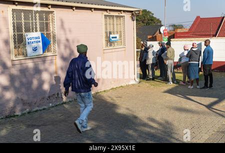 Johannesburg, Südafrika. Mai 2024. Am 29. Mai 2024 warten Menschen in einer Wahlstation in Soweto in Johannesburg, Südafrika. Südafrikaner begannen, ihre Stimmzettel am Mittwochmorgen bei den Parlamentswahlen 2024 abzugeben. Quelle: Zhang Yudong/Xinhua/Alamy Live News Stockfoto