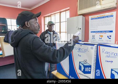 Johannesburg, Südafrika. Mai 2024. Ein Mann gibt am 29. Mai 2024 in Soweto in Johannesburg, Südafrika, eine Wahlurne ab. Südafrikaner begannen, ihre Stimmzettel am Mittwochmorgen bei den Parlamentswahlen 2024 abzugeben. Quelle: Zhang Yudong/Xinhua/Alamy Live News Stockfoto