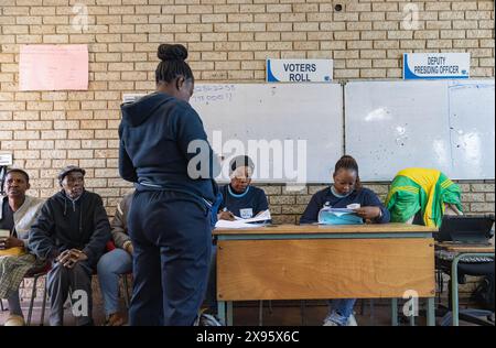 Johannesburg, Südafrika. Mai 2024. Mitarbeiter arbeiten am 29. Mai 2024 in einer Wahlstation in Soweto in Johannesburg, Südafrika. Südafrikaner begannen, ihre Stimmzettel am Mittwochmorgen bei den Parlamentswahlen 2024 abzugeben. Quelle: Zhang Yudong/Xinhua/Alamy Live News Stockfoto