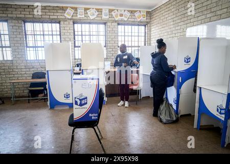 Johannesburg, Südafrika. Mai 2024. Am 29. Mai 2024 reist eine Frau in einem Wahllokal in Soweto in Johannesburg, Südafrika, an. Südafrikaner begannen, ihre Stimmzettel am Mittwochmorgen bei den Parlamentswahlen 2024 abzugeben. Quelle: Shiraaz Mohamed/Xinhua/Alamy Live News Stockfoto