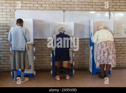 Johannesburg, Südafrika. Mai 2024. Die Leute schreiben am 29. Mai 2024 in einem Wahllokal in Soweto in Johannesburg, Südafrika. Südafrikaner begannen, ihre Stimmzettel am Mittwochmorgen bei den Parlamentswahlen 2024 abzugeben. Quelle: Zhang Yudong/Xinhua/Alamy Live News Stockfoto