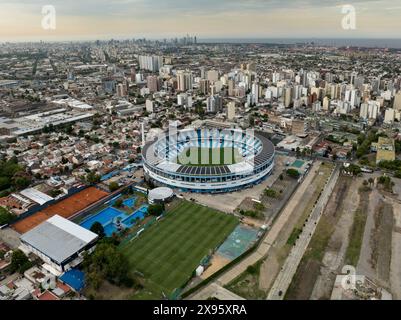 Buenos Aires, Argentinien, 8. Februar 2023: Aus der Vogelperspektive auf das Stadion des Racing Club bei Sonnenuntergang. („der Zylinder von Avellaneda“) Stockfoto