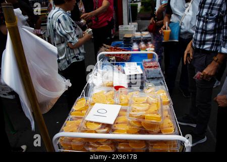 Lebensstil traditioneller Hawker Stand zum Verkauf Zitrus sinensis Mandarinen Obst und Erdbeeren Früchte auf Straßenmarkt für chinesen Stockfoto