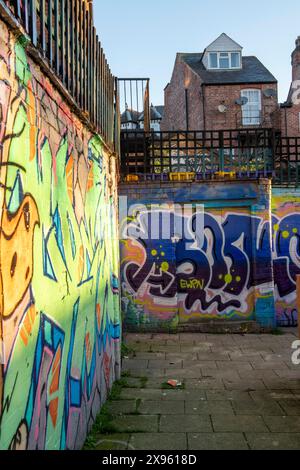 Licht am frühen Morgen auf einer Gasse hinter der Angel Mikrobrauerei in Nottingham City, Nottinghamshire England Großbritannien Stockfoto