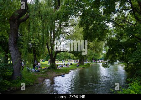 München, Deutschland - 19. Mai 2024. Menschen, die sich im Englischen Garten in München entspannen. Stockfoto