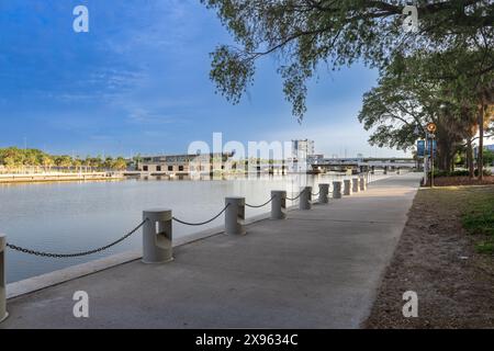 Hillsboro River Tampa Riverwalk Florida Railroad Kreuzung in aufrechter Position. Downtown Tampa Florida Hillsborough County USA Amerika Vereinigte Staaten Stockfoto