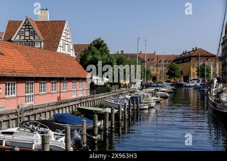 Kopenhagen, Dänemark. Mai 2024. Die Boote liegen im Bezirk Christianshavn in Kopenhagen an. Kopenhagen belegt bei der Mercer Quality of Living Survey 2023 weltweit den vierten Platz. Eine stabile Wirtschaft, ausgezeichnete Bildungsangebote und hohe soziale Sicherheit machen es für Einheimische und Touristen attraktiv. Kopenhagen ist auch eine der teuersten Städte der Welt und ein beliebtes Touristenziel. Quelle: SOPA Images Limited/Alamy Live News Stockfoto