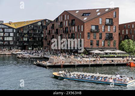 Kopenhagen, Dänemark. Mai 2024. Die Menschen genießen einen heißen Samstagnachmittag an der Uferpromenade im Zentrum von Kopenhagen. Kopenhagen belegt bei der Mercer Quality of Living Survey 2023 weltweit den vierten Platz. Eine stabile Wirtschaft, ausgezeichnete Bildungsangebote und hohe soziale Sicherheit machen es für Einheimische und Touristen attraktiv. Kopenhagen ist auch eine der teuersten Städte der Welt und ein beliebtes Touristenziel. Quelle: SOPA Images Limited/Alamy Live News Stockfoto