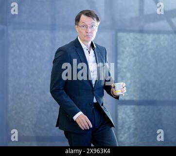 Berlin, Berlin, Deutschland. Mai 2024. KARL LAUTERBACH, Bundesgesundheitsminister im Gespräch mit JOHNNY HAEUSLER: "Wie geht es uns heute?" auf der re:publica 2024 unter dem Motto "Wer kümmert sich?" am Bahnhof Berlin. (Kreditbild: © Andreas Stroh/ZUMA Press Wire) NUR REDAKTIONELLE VERWENDUNG! Nicht für kommerzielle ZWECKE! Stockfoto