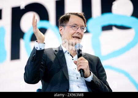 Berlin, Berlin, Deutschland. Mai 2024. KARL LAUTERBACH, Bundesgesundheitsminister im Gespräch mit JOHNNY HAEUSLER: "Wie geht es uns heute?" auf der re:publica 2024 unter dem Motto "Wer kümmert sich?" am Bahnhof Berlin. (Kreditbild: © Andreas Stroh/ZUMA Press Wire) NUR REDAKTIONELLE VERWENDUNG! Nicht für kommerzielle ZWECKE! Stockfoto