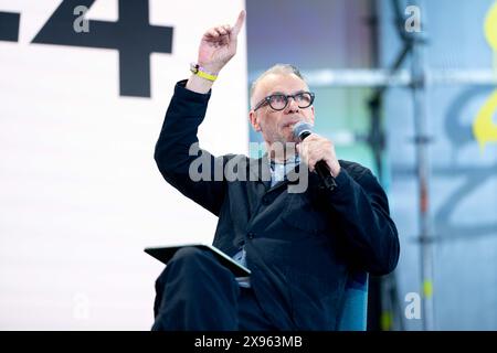 Berlin, Berlin, Deutschland. Mai 2024. JOHNNY HAEUSLER im Gespräch mit KARL LAUTERBACH, Bundesgesundheitsminister: "Wie geht es uns heute?" auf der re:publica 2024 unter dem Motto "Wer kümmert sich?" am Bahnhof Berlin. (Kreditbild: © Andreas Stroh/ZUMA Press Wire) NUR REDAKTIONELLE VERWENDUNG! Nicht für kommerzielle ZWECKE! Stockfoto