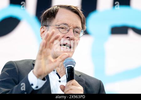 Berlin, Berlin, Deutschland. Mai 2024. KARL LAUTERBACH, Bundesgesundheitsminister im Gespräch mit JOHNNY HAEUSLER: "Wie geht es uns heute?" auf der re:publica 2024 unter dem Motto "Wer kümmert sich?" am Bahnhof Berlin. (Kreditbild: © Andreas Stroh/ZUMA Press Wire) NUR REDAKTIONELLE VERWENDUNG! Nicht für kommerzielle ZWECKE! Stockfoto