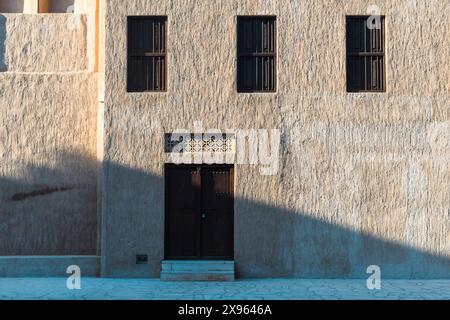 Dubai, VAE - 6. Januar 2024: Die komplizierten Muster eines traditionellen Gebäudes aus den Emiraten heben sich im Herzen von Dubai hervor, ein Zeugnis für den Kult der Stadt Stockfoto