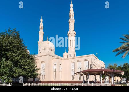 Dubai, VAE - 6. Januar 2024: Die komplexe Architektur einer antiken Moschee steht unter dem klaren blauen Himmel in Old Dubai und zeigt die Reichen der Stadt Stockfoto