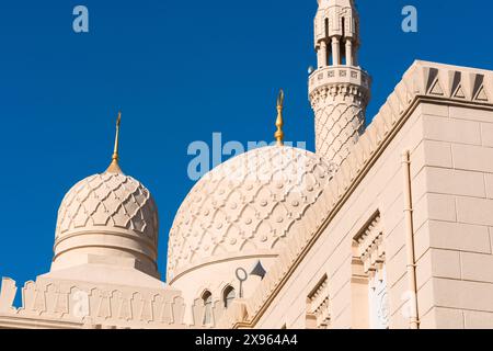 Dubai, VAE - 6. Januar 2024: Die komplexe Architektur einer antiken Moschee steht unter dem klaren blauen Himmel in Old Dubai und zeigt die Reichen der Stadt Stockfoto