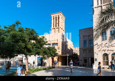 Dubai, VAE - 6. Januar 2024: Traditionelle Windtürme und Architektur im historischen Viertel Al Fahidi unter klarem blauem Himmel. Stockfoto