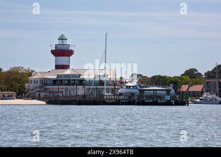 Der berühmte Leuchtturm, der Hafen und der Sandstrand am südlichen Ende von Hilton Head Island. Stockfoto