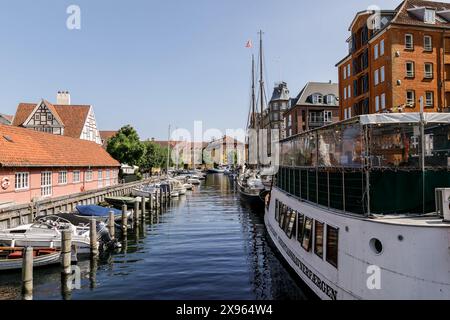 Kopenhagen, Dänemark. Mai 2024. Die Boote liegen im Bezirk Christianshavn in Kopenhagen an. Kopenhagen belegt bei der Mercer Quality of Living Survey 2023 weltweit den vierten Platz. Eine stabile Wirtschaft, ausgezeichnete Bildungsangebote und hohe soziale Sicherheit machen es für Einheimische und Touristen attraktiv. Kopenhagen ist auch eine der teuersten Städte der Welt und ein beliebtes Touristenziel. (Foto: Volha Shukaila/SOPA Images/SIPA USA) Credit: SIPA USA/Alamy Live News Stockfoto