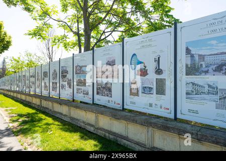 Bucarest, Rumänien. Mai 2024. Blick auf die Schilder, die die Geschichte von 1000 Jahren rumänischer Kultur im Stadtzentrum darstellen Stockfoto