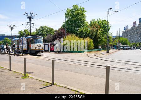 Bucarest, Rumänien. Mai 2024. Leute an der Straßenbahnhaltestelle auf einem Stadtplatz Stockfoto