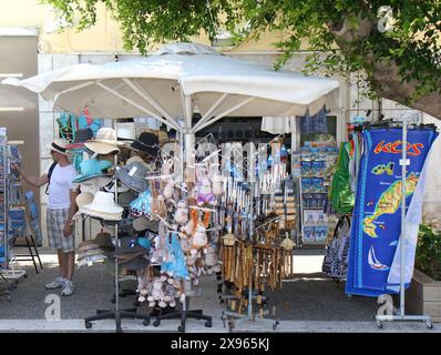 KOS, GRIECHENLAND-07.JULI 2011: Unbekannte Touristen, die Souvenirs im Souvenir Shop an einem heißen Sommertag besichtigen Stockfoto