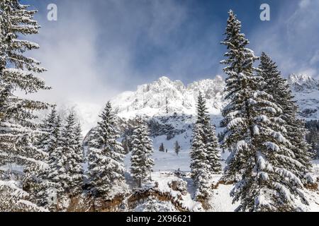 Die hohen und steilen Gipfel des verschneiten Hochkönig im Salzburger Bundesland Mühlbach am Hochkönig im Landkreis Sankt Johann im Pongau in Österreich. Stockfoto