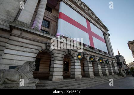 St George's Flag on the Council House, Market Square Nottingham City, Nottinghamshire England Großbritannien Stockfoto