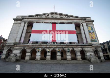 St George's Flag on the Council House, Market Square Nottingham City, Nottinghamshire England Großbritannien Stockfoto