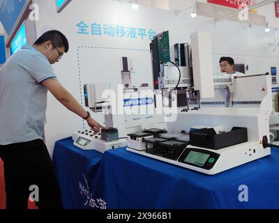PEKING, CHINA - 29. MAI 2024 - Besucher besuchen die 21. China International Scientific Instruments and Laboratory Equipment Exhibition in Peking, Chi Stockfoto
