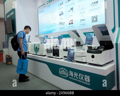 PEKING, CHINA - 29. MAI 2024 - Besucher besuchen die 21. China International Scientific Instruments and Laboratory Equipment Exhibition in Peking, Chi Stockfoto