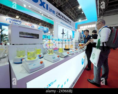 PEKING, CHINA - 29. MAI 2024 - Besucher besuchen die 21. China International Scientific Instruments and Laboratory Equipment Exhibition in Peking, Chi Stockfoto
