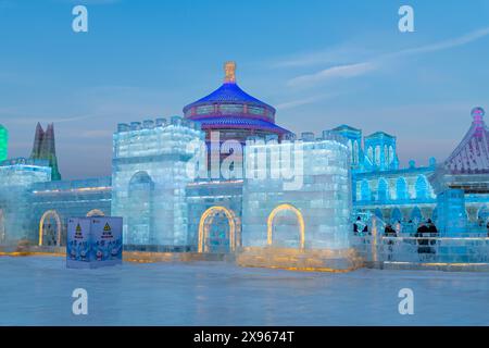 Beleuchtete Gebäude aus Eis, Ice International Ice and Snow Sculpture Festival, Harbin, Heilongjiang, China, Asien Stockfoto