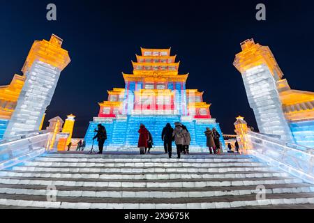 Beleuchtete Gebäude aus Eis, Ice International Ice and Snow Sculpture Festival, Harbin, Heilongjiang, China, Asien Stockfoto