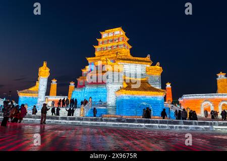 Beleuchtete Gebäude aus Eis, Ice International Ice and Snow Sculpture Festival, Harbin, Heilongjiang, China, Asien Stockfoto