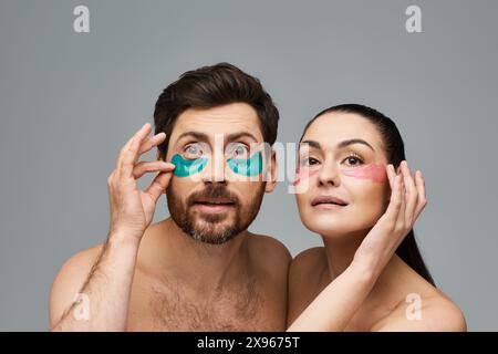 Fröhliches Paar, mit Augenflecken, posiert zusammen in einer zauberhaften Präsentation. Stockfoto