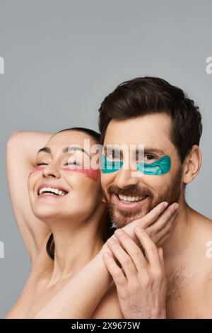 Ein Mann und eine Frau, die beide Augenflecken tragen, posieren zusammen. Stockfoto