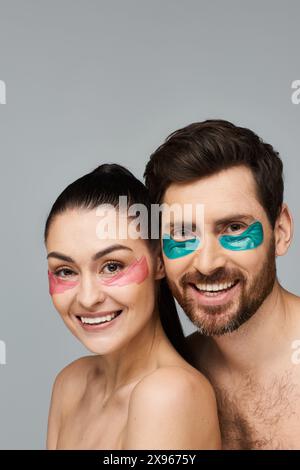 Fröhliches Paar, mit Augenflecken, posiert zusammen in einer zauberhaften Präsentation. Stockfoto