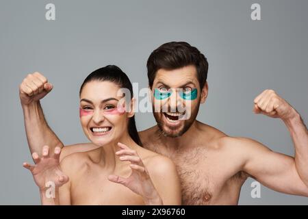 Ein attraktives Paar mit Augenflecken posiert zusammen in einer zauberhaften Präsentation. Stockfoto