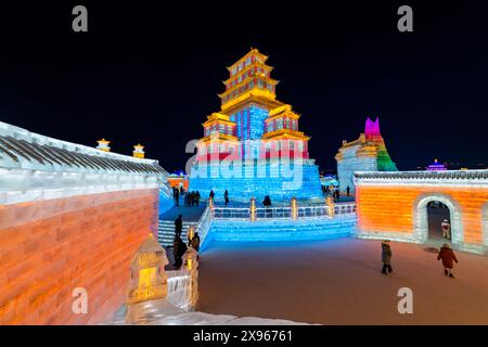 Beleuchtete Gebäude aus Eis, Ice International Ice and Snow Sculpture Festival, Harbin, Heilongjiang, China, Asien Stockfoto