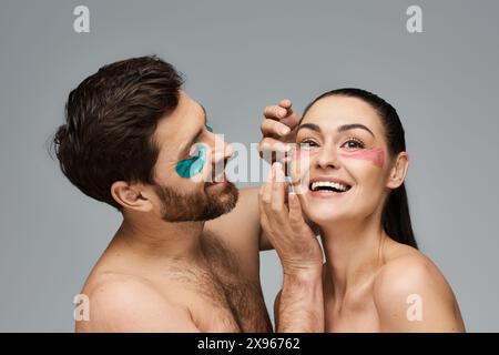 Fröhliches Paar, mit Augenflecken, posiert zusammen in einer zauberhaften Präsentation. Stockfoto