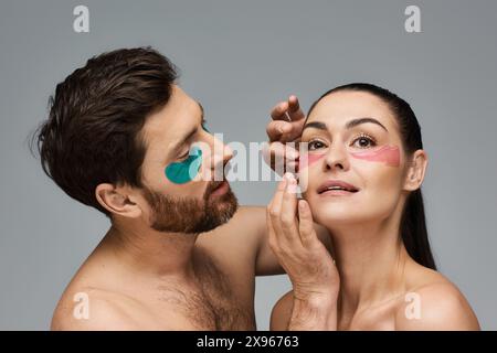 Liebevolles Paar mit Augenflecken posiert zusammen in einer zauberhaften Präsentation. Stockfoto