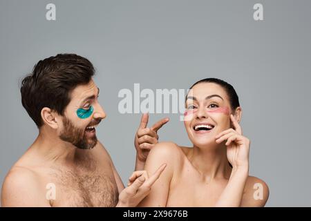 Stilvolles Paar mit Augenflecken, posieren zusammen in einem bezaubernden Display. Stockfoto