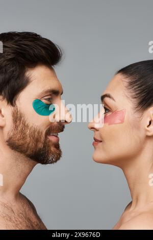 Attraktiver Mann und Frau mit Augenpflastern. Stockfoto