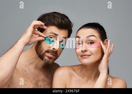 Schönes Paar mit Augenflecken, posiert zusammen in einer zauberhaften Präsentation. Stockfoto