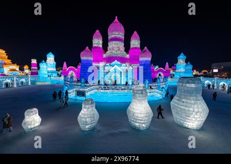 Beleuchtete Gebäude aus Eis, Ice International Ice and Snow Sculpture Festival, Harbin, Heilongjiang, China, Asien Stockfoto