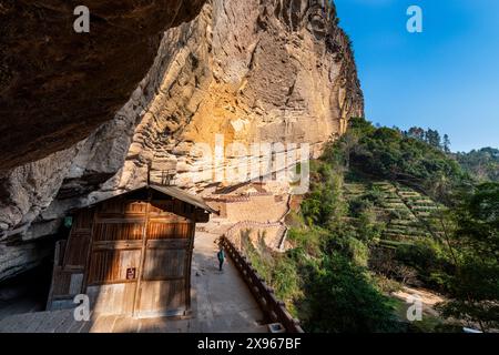 Tempel in riesigen Felswänden, Wuyi-Berge, UNESCO-Weltkulturerbe, Fujian, China, Asien Stockfoto