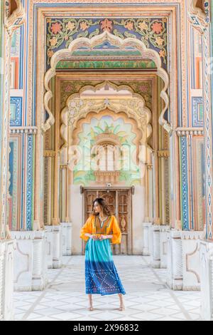 Frau am Patrika Gate, Jaipur, Rajasthan, Indien, Asien Stockfoto