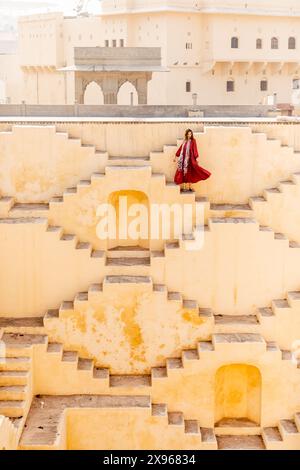 Frau in rotem Gewand in Panna Meena ka Kund, Jaipur, Rajasthan, Indien, Asien Stockfoto